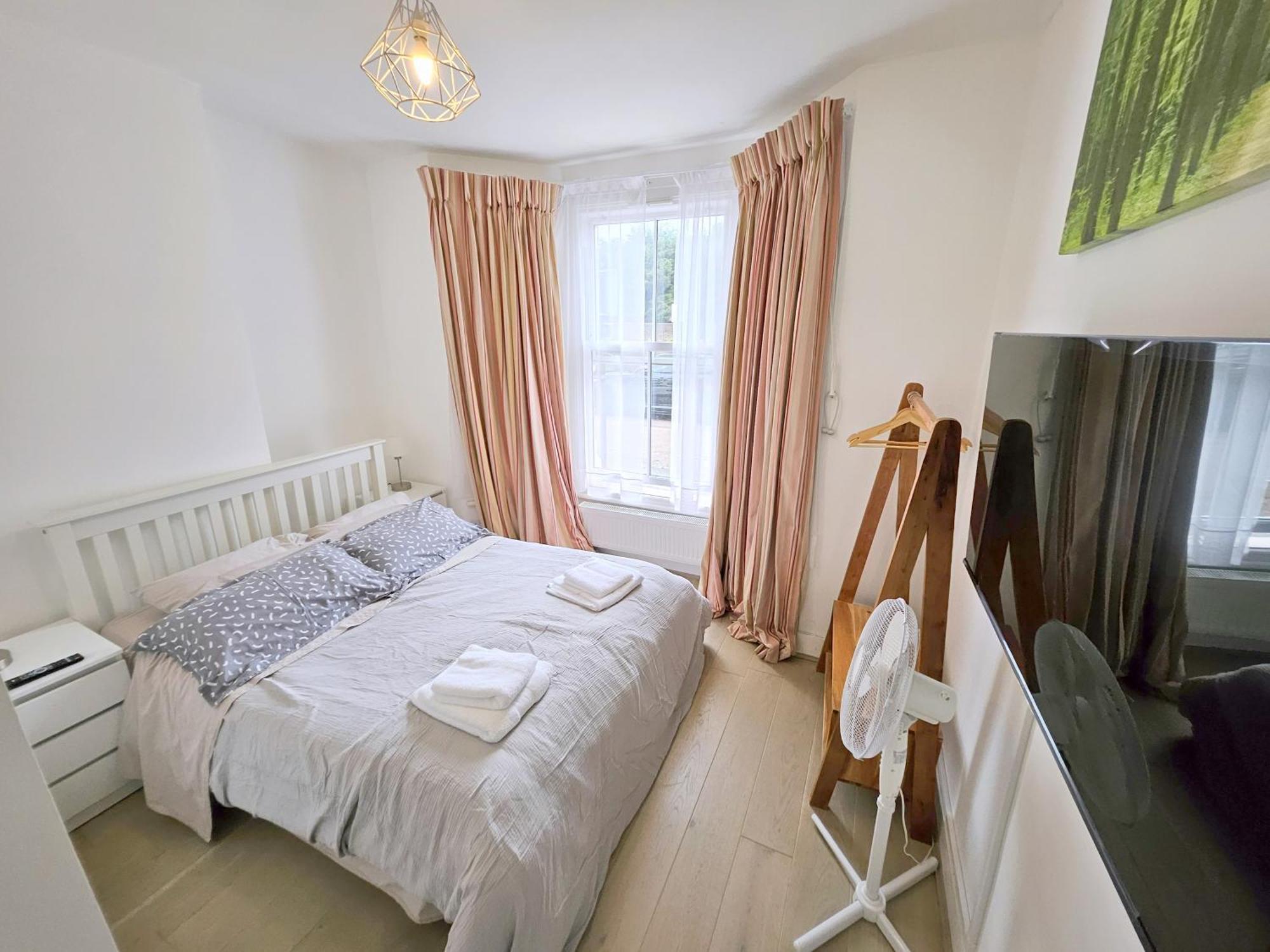 Two Bedroom Flat With Private Patio In Battersea Λονδίνο Εξωτερικό φωτογραφία